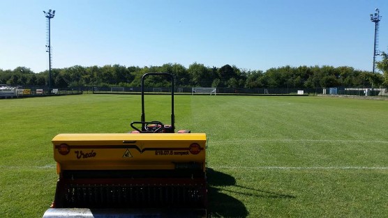 trasemina campo da calcio con macchina a doppio disco